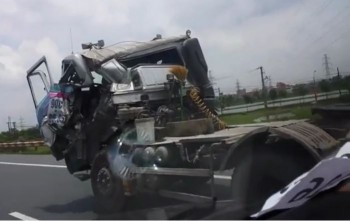 [VIDEO] Vỡ nát cabin, xe đầu kéo vẫn di chuyển trên đường ở Hà Nội