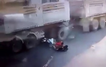 [VIDEO] 'Cua' ẩu, hai thanh niên suýt chết dưới gầm xe tải