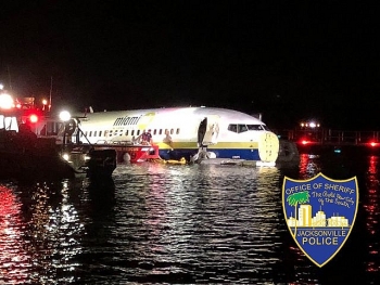 Máy bay chở 143 người trượt khỏi đường băng, lao xuống sông ở Mỹ