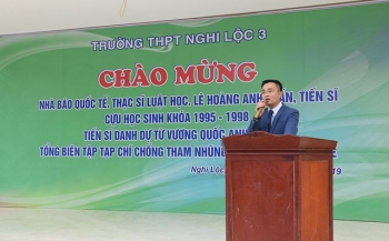 Yêu cầu trường báo cáo buổi gặp mặt cựu học sinh xưng danh “nhà báo quốc tế”