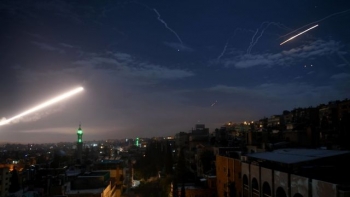 Video Syria bắn hạ tên lửa từ Israel trong đêm