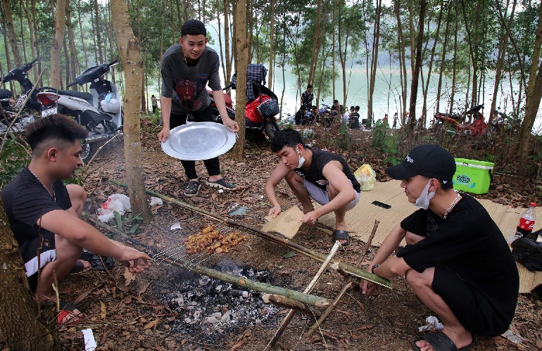 Hồ Đồng Mô vẫn tấp nập người đến cắm trại dù có biển cấm tụ tập