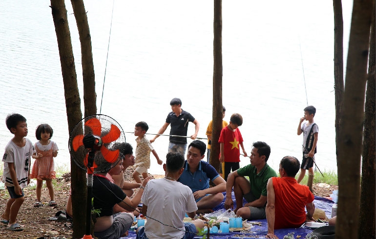 Hồ Đồng Mô vẫn tấp nập người đến cắm trại dù có biển cấm tụ tập