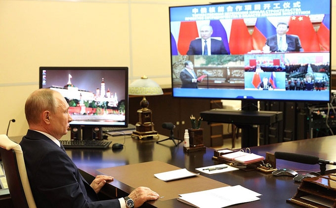 Tổng thống Nga Vladimir Putin và Chủ tịch Trung Quốc Tập Cận Bình bên nhau khởi động điện hạt nhân