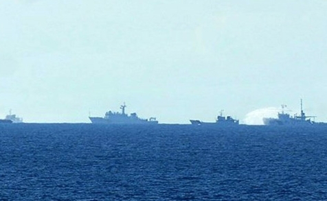 Tàu Trung Quốc dàn hàng ngang, hú còi, vây ép tàu của ta