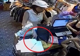 [VIDEO] Nữ quái trộm điện thoại nhanh như chớp trước mặt nhân viên cửa hàng