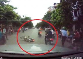 [VIDEO] Đôi nam nữ suýt bị ô tô cán qua vì quệt tay lái