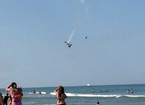 Hai máy bay Ý đâm nhau khi biểu diễn trên bãi biển