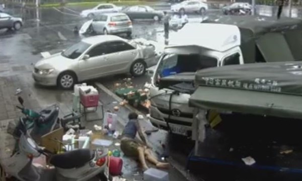 [VIDEO] Xe con đâm xe tải gây tai nạn liên hoàn khủng khiếp