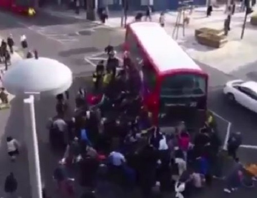 [VIDEO] Hàng trăm người hợp lực nhấc bổng xe buýt 2 tầng giải cứu người bị nạn