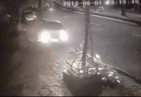 [VIDEO] Thanh niên "cao số" suýt chết bởi ô tô điên