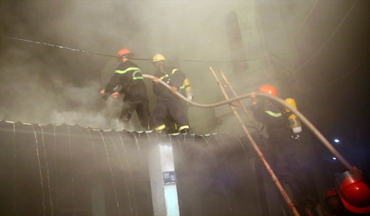 Đà Nẵng: Cháy kho lốp cũ, hàng trăm người tham gia chữa cháy