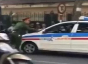 [VIDEO] Taxi liều lĩnh lao thẳng vào công an để bỏ trốn