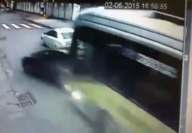 [VIDEO] "Hung thần" xe buýt tông bay hàng loạt ô tô