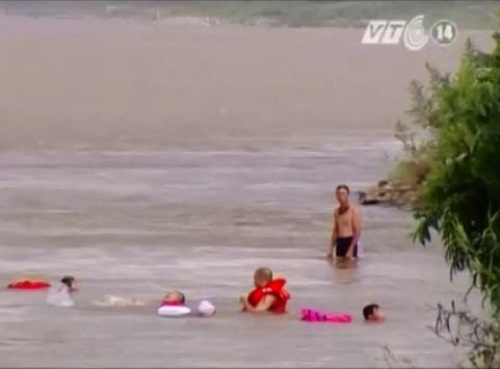 [VIDEO] Bãi tắm tự phát trên sông Hồng của người Hà Nội
