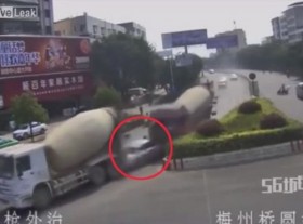 [VIDEO] Tai nạn khủng khiếp khiến ô tô con bẹp dúm giữa 2 xe bồn