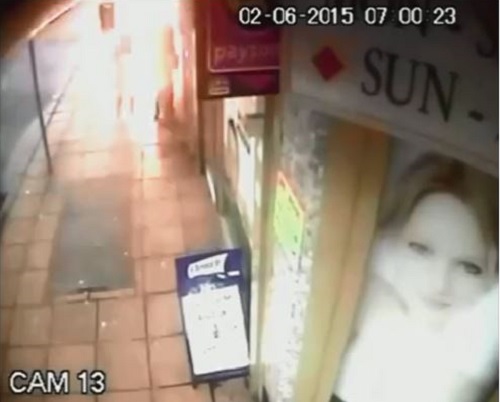 [VIDEO] Hố ga trên vỉa hè phát nổ, 3 người thoát chết kì diệu