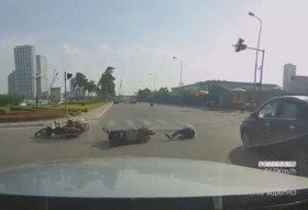 [VIDEO] Gây tai nạn khi vượt đèn đỏ cạnh chốt CSGT