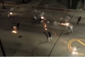 [VIDEO] Hai nhóm thanh niên đấu súng pháo sáng như phim hành động