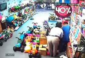 [VIDEO] Người nước ngoài "thôi miên" nhân viên cửa hàng cuỗm 10 triệu đồng ở Hà Nội