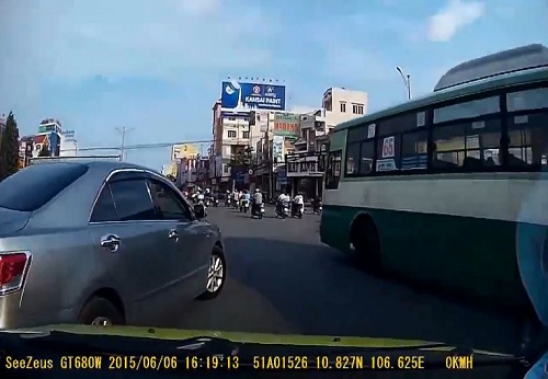 [VIDEO] Ô tô "ngang ngược" chặn đầu, rượt đuổi ô tô khác trên phố