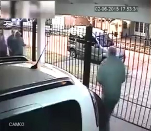 [VIDEO] Người phụ nữ nhanh trí và gan dạ chống lại tên cướp