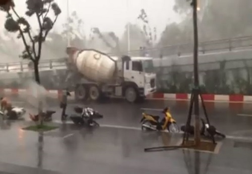 Video "chân thực nhất" về cơn mưa giông khủng khiếp vừa càn quét Hà Nội