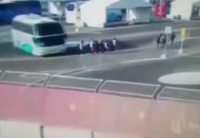 [VIDEO] Xe buýt "điên" lao vào nhóm vận động viên, kéo lê người đi gần chục mét