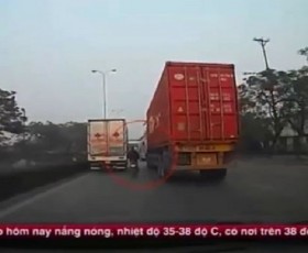 [VIDEO] Xe máy "liều mạng" len vào giữa xe tải và container
