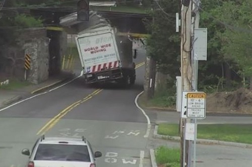 [VIDEO] Xe tải bị phạt mất nóc vì chui vào gầm cầu vượt quá thấp