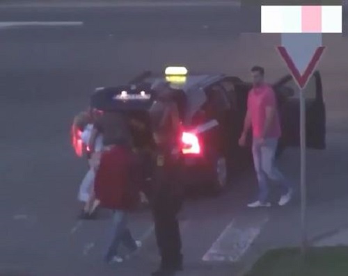 [VIDEO] Cô gái bị 5 gã đàn ông nhét vào cốp xe trước mặt cảnh sát