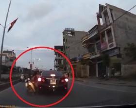 [VIDEO] Phóng ngược chiều bạt mạng, đâm vỡ kính ô tô