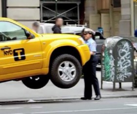 [VIDEO] Nữ cảnh sát nhấc bổng xe taxi vi phạm