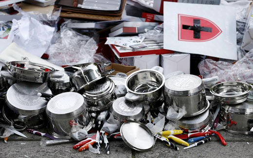 Thụy Sỹ: Tiêu hủy 1 tấn dụng cụ nhà bếp giả
