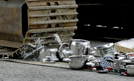 Thụy Sỹ: Tiêu hủy 1 tấn dụng cụ nhà bếp giả
