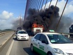 [VIDEO] Lửa thiêu rụi đầu xe container trên cầu Bãi Cháy
