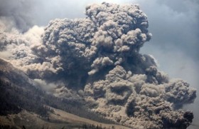 [VIDEO] Núi lửa phun trào như ngày tận thế