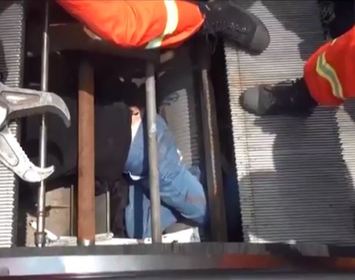 [VIDEO] Sửa chữa thang cuốn, công nhân suýt bị nuốt chửng