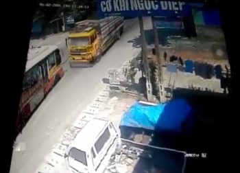 [VIDEO] Xe tải nổ lốp "liếm" sườn xe buýt, cán xe máy ở Thái Nguyên