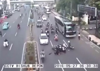 [VIDEO] Cắt ngang qua đường, xe máy gây tai nạn liên hoàn