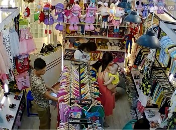 [VIDEO] Nam thanh niên trộm quần áo trong cửa hàng trẻ em
