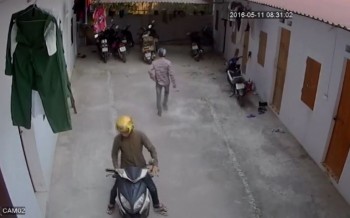[VIDEO] Vào xóm trọ trộm liền đôi xe máy