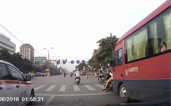 [VIDEO] Dừng đèn đỏ vẫn bị xe khách đâm