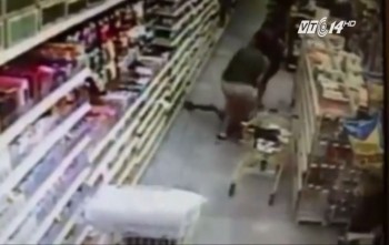 [VIDEO] Bà mẹ giành giật con gái với kẻ bắt cóc trong siêu thị