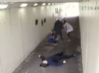 [VIDEO] Bạn gái bị trêu, nam thanh niên đánh gục hai tên côn đồ