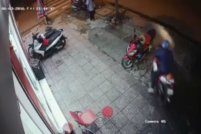 [VIDEO] Dàn cảnh bất thành, hai tên cướp bị dân đuổi đánh