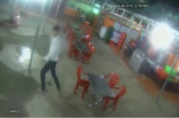 [VIDEO] Côn đồ đâm chủ quán, nhân viên ném chai đánh đuổi
