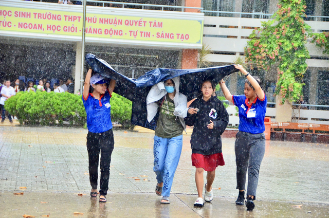 sinh vien tinh nguyen doi quan dai cho thi sinh de vao lam thu tuc du thi