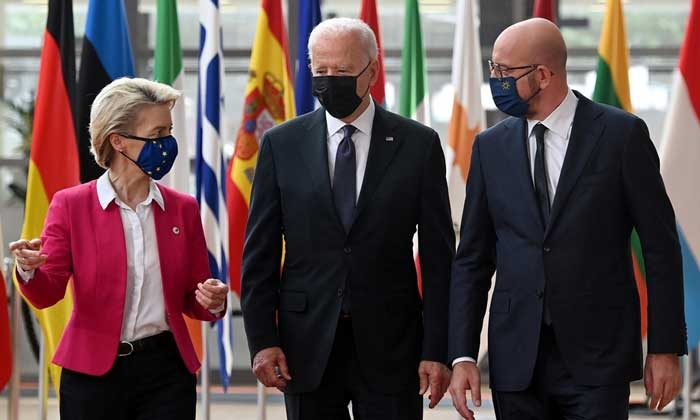 Từ trái qua: Chủ tịch Ủy ban châu Âu Ursula von der Leyen, Tổng thống Mỹ Joe Biden và Chủ tịch Hội đồng châu Âu Charles Michel tới dự Hội nghị thượng đỉnh EU-Mỹ tại trụ sở EU ở Brussels vào ngày 15/6. (Nguồn: AFP)