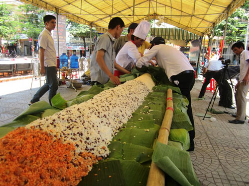 Quảng Trị:Tổ chức gói bánh Tét dài 16,2m dâng hương lên các anh hùng liệt sỹ tại thành cổ Quảng Trị